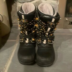 Men’s Z1R snowmobile boots, size 8.